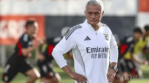 激情对决半场速递：热刺0-2落后富勒姆，泰特首开纪录，哈里-威尔逊双响炸裂球场！