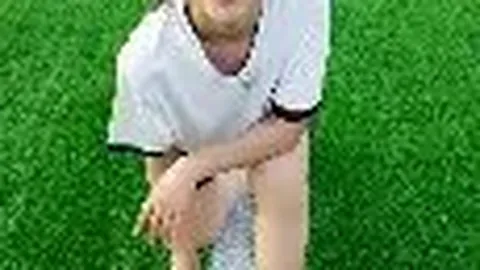 《韩鹏致敬传奇教练徐根宝：耄耋之年坚守岗位，敬业精神感人至深》