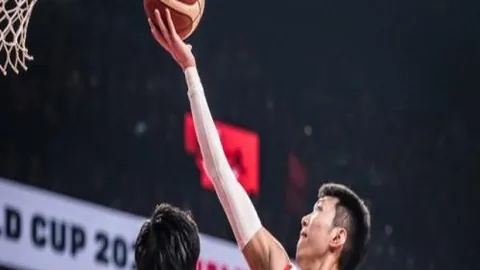 王楚钦机场被粉丝热情围堵，直言场面“实在太疯狂”！北京青年报